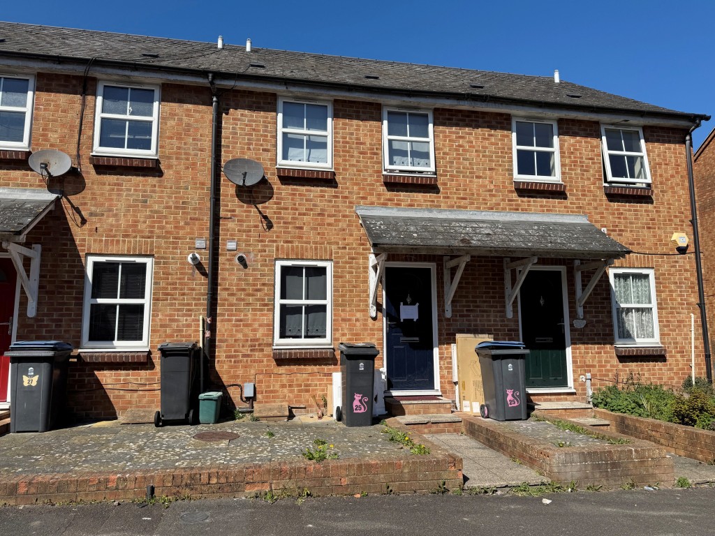 Lot: 16 - FREEHOLD MODERN TERRACE HOUSE FOR INVESTMENT - Front of property